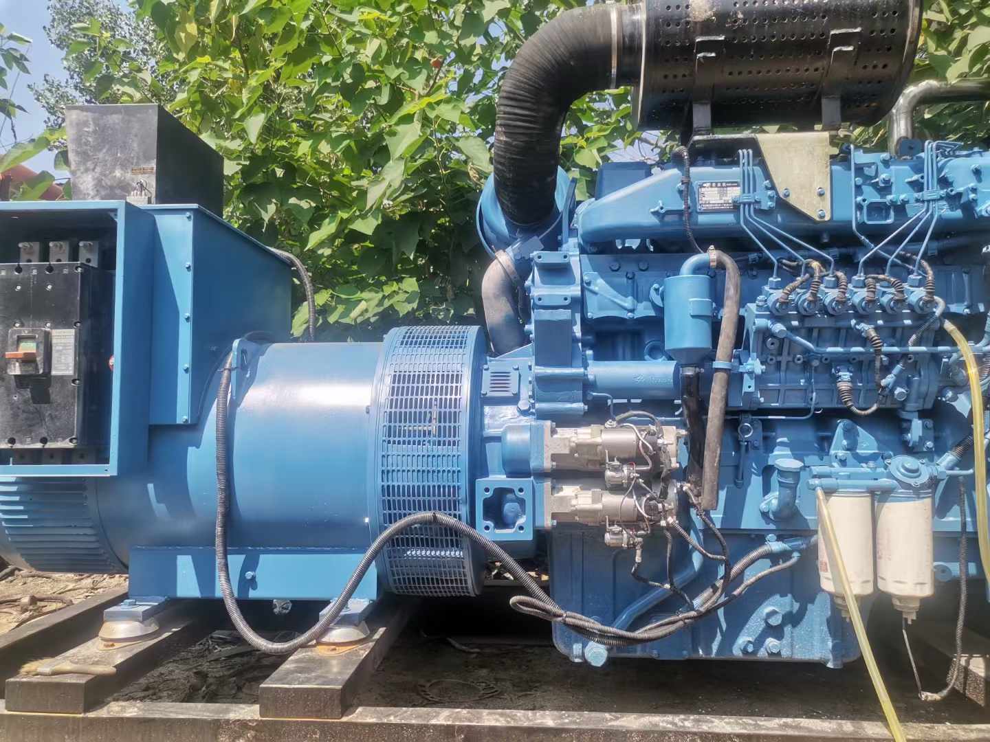 大方详细说明降低 800kW 柴油发电机输出电流波动的方法